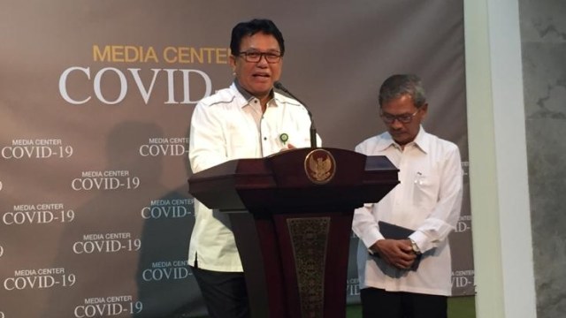 Direktur Utama RSPI Sulianti Saroso, Mohammad Syahril memberikan keterangan Pers kondisi kesehatan dua orang yang positif corona di Istana Negra. Foto: Rafyq Panjaitan/kumparan