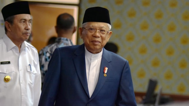 Wakil Presiden KH Ma'ruf Amin (kanan) didampingi Gubernur Riau Syamsuar (kiri) tiba di Kota Pekanbaru, Riau, Jumat (6/3). Foto: ANTARA FOTO/FB Anggoro