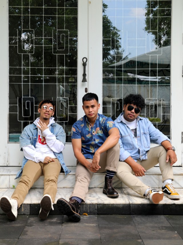 Personel Trisouls, Damien Jonathans (kiri), Jesse Thomasmore (tengah), Yerry Ririassasaat berkunjung ke kantor kumparan. Foto: Melly Meiliani/kumparan