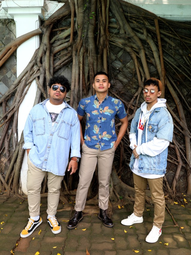 Personel Grup vokal Trisouls, Yerry Ririassa (kiri), Jesse Thomasmore (tengah), Damien Jonathans saat berkunjung ke kantor kumparan. Foto: Melly Meiliani/kumparan