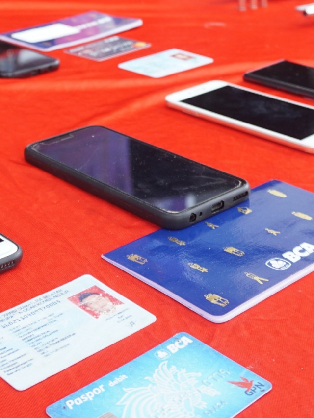 Barang bukti kasus pembobolan kartu kredit di Polda Metro Jaya, Jakarta, Jumat (6/3). Foto: Nugroho Sejati/kumoaran