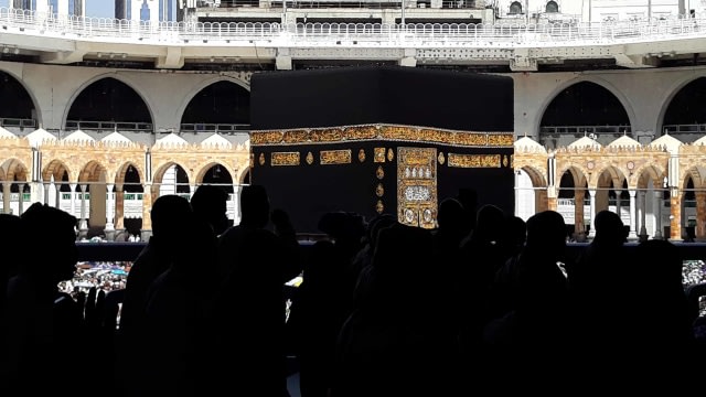 Jemaah melaksanakan tawaf terakhir dalam rangkaian haji (Tawaf al-Wadaa) mengelilingi Ka'bah di Masjidil Haram, Makkah. Foto: AFP/Abdel Ghani BASHIR