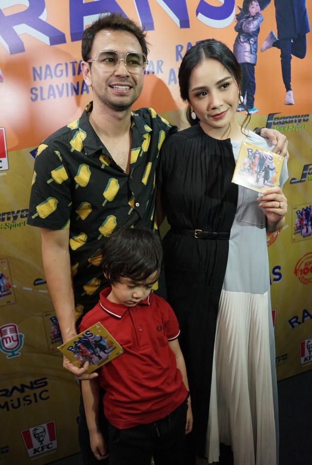 Raffi Ahmad, Nagita Slavina dan Rafathar saat launching album yang berjudul "Rans" di kawasan Kemang, Jakarta, Jumat, (6/3). Foto: Ronny