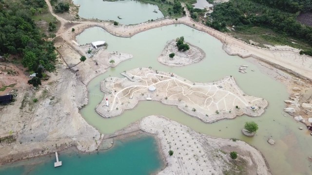 Kawasan bekas tambang yang kini di bangun pariwisata, di Desa air Putih, Bangka Barat.