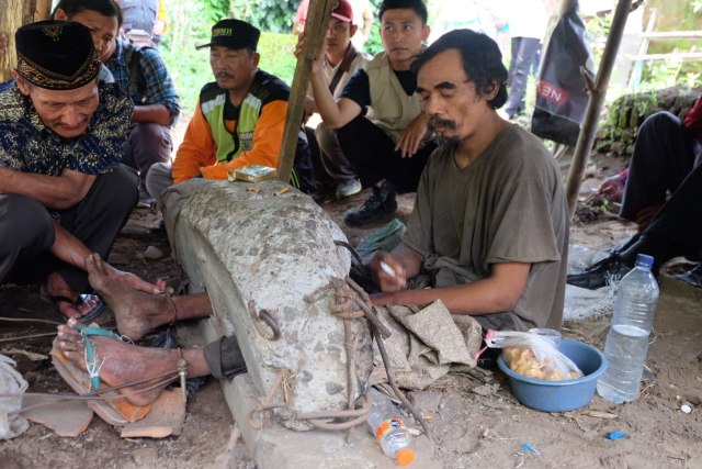 Suyanto yang dipasung sejak 2016 silam. Foto: Rizal Adhi Pratama.