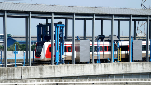 Kereta Light Rapid Transit (LRT) di Depo LRT Jakarta, Kelapa Gading, Jakarta Timur, Jumat (6/3). Foto: Helmi Afandi/kumparan