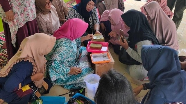 JMK-Oxfam beri keterampilan perempuan korban bencana Sulteng. Foto: Dok. Oxfam 
