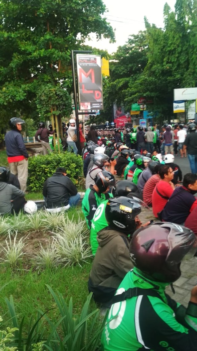Suasana di Selokan Mataram di daerah Babarsari yang kembali memanas, Jumat (6/3/2020). Foto: Birgita.