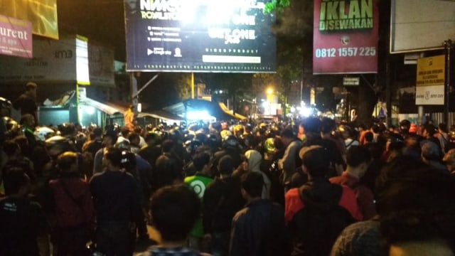 Massa di Babarsari yang enggan membubarkan diri, Jumat (6/3/2020). Foto: Birgita