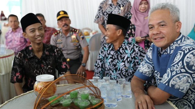 Gubernur Jawa Tengah Ganjar Pranowo (kanan) saat menghadiri pernikahan penderita thalasemia di Banyumas. Foto: Dok. Pemprov Jawa Tengah