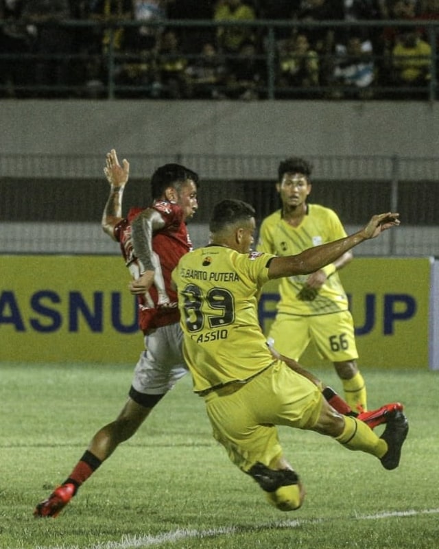 Pemain Barito Putera dan Bali United berduel. Foto: Dok. Media Bali United