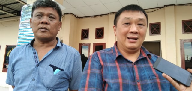 Anggota DPR RI Rico Sia didampingi Kuasa Hukum saat membuat LP di Polres Sorong Kota, foto : Yanti
