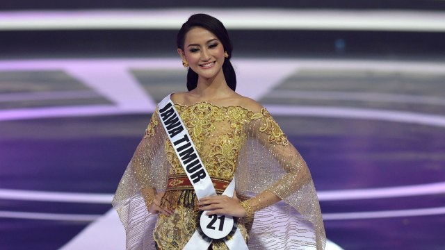 Pemenang Puteri Indonesia 2020 Rr Ayu Maulida Putri asal Jawa Timur berjalan dalam acara malam puncak di Jakarta, Jumat (6/3/2020). Foto: ANTARA FOTO/Aditya Pradana Putra