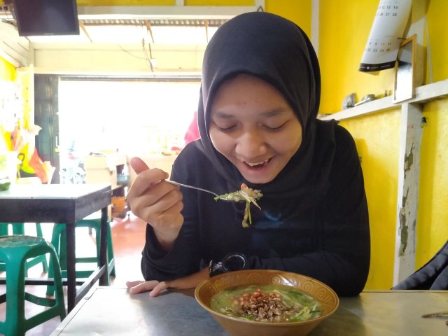 Pengunjung menikmati sajian mi sagu. Foto: Della Hartini Putri