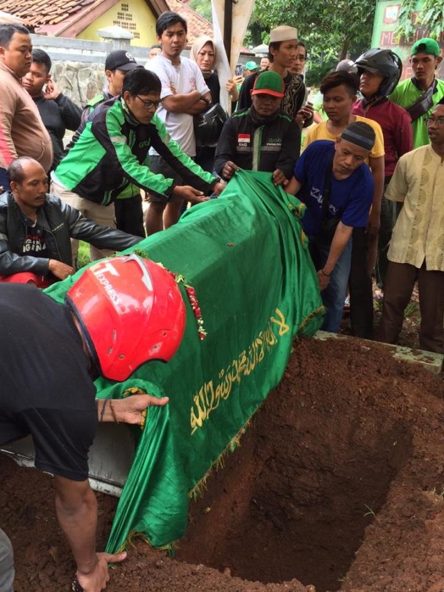 Suasana pemakaman bocah 5 tahun yang dibunuh remaja 15 tahun di TPU Karet Tengsin, Jakarta Pusat, Sabtu (7/3). Foto: Darin Atiandina/kumparan