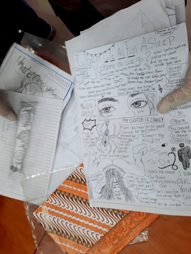 Hasil goresan tangan remaja 15 tahun pelaku pembunuhan bocah, di Jakarta Pusat. Foto: Ricky Febrian/kumparan