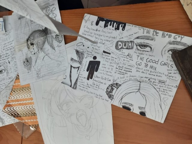 Hasil goresan tangan remaja 15 tahun pelaku pembunuhan bocah, di Jakarta Pusat. Foto: Ricky Febrian/kumparan