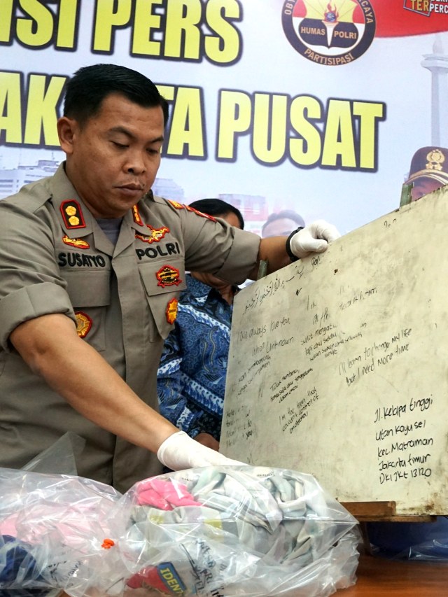 Wakapolres Metro Jakarta Pusat, AKBP. Susatyo P. Condro menunjukkan tulisan yang dibuat remaja pembunuh bocah di Jakarta Pusat. Foto: Nugroho Sejati/kumparan