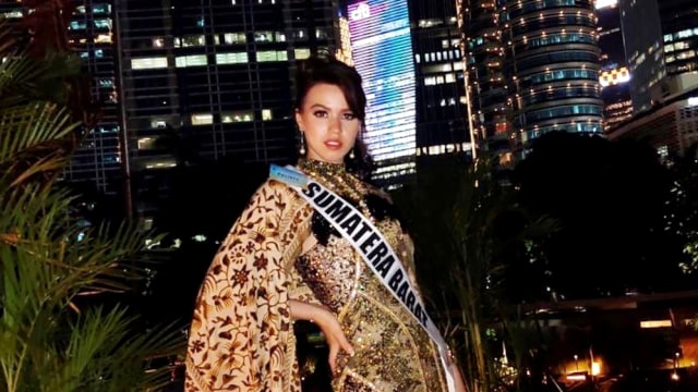 Finalis Puteri Indonesia dari Sumatera Barat, Louise Kalista Iskandar (tengah). Foto: Instagram/@kalistaiskandar