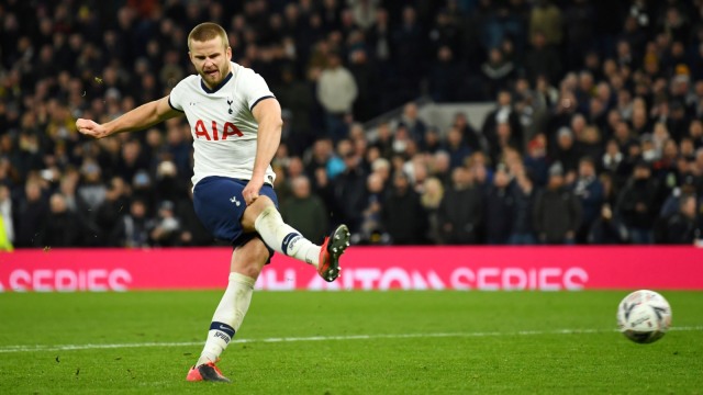 Eric Dier mengeksekusi penalti di laga Piala FA melawan Norwich City. Foto: Reuters/Dylan Martinez