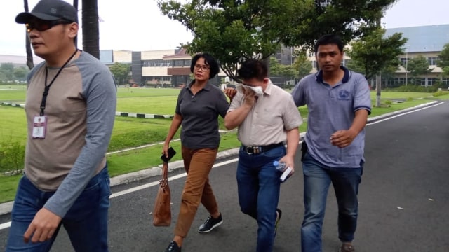 Pendeta HL (kedua kanan) digiring penyidik ke Polda Jatim. 
 Foto: Dok. Istimewa 