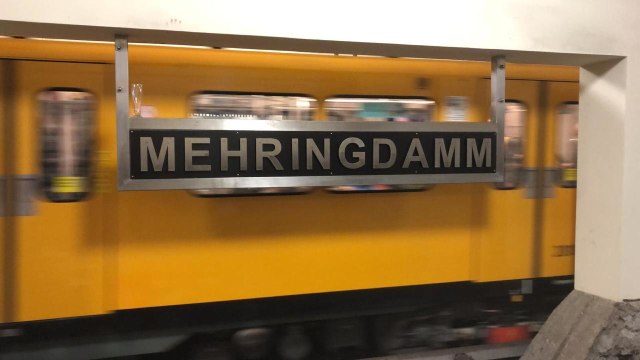 Kereta U-Bahn melintas di Stasiun Mehringdamm, Berlin, Jerman. Photo: Ferra Sania