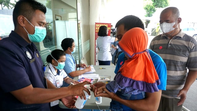 Pengunjung diberi antiseptik sebelum masuk di Rumah Sakit Siloam, Jakarta Barat, Sabtu (7/3/2020).  Foto: Nugroho Sejati/kumparan