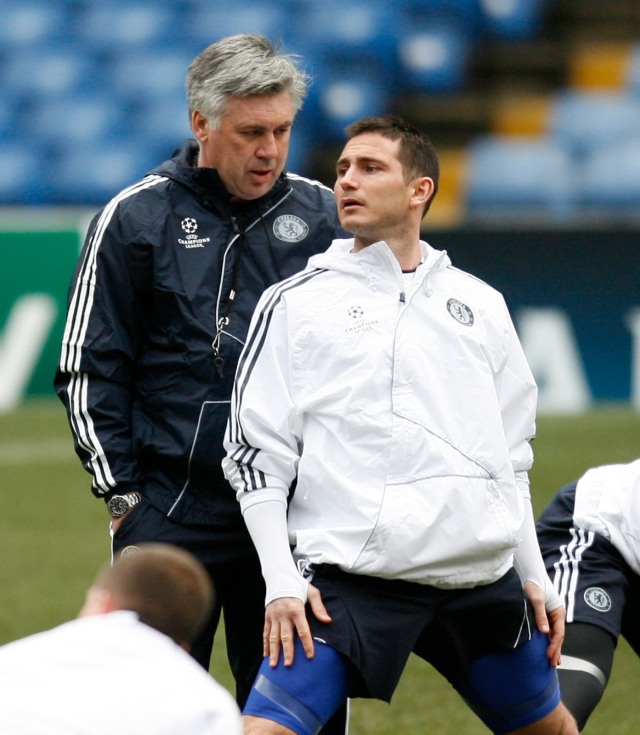 Carlo Ancelotti dan Frank Lampard di Chelsea. Foto: AFP/Ian Kington
