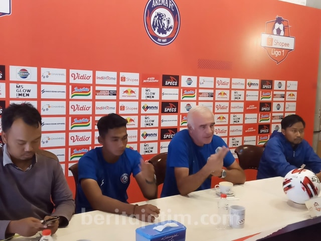 Pelatih Arema, Mario Gomez dan Bagas Adi. Dok Beritajatim