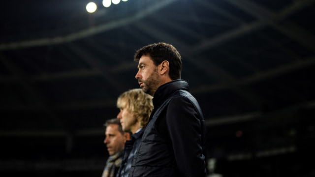 Andrea Agnelli bersama Pavel Nedved dan Fabio Paratici menyaksikan pertandingan Juventus di Stadio Olimpico Grande Torino. Foto: AFP/Marco Bertorello
