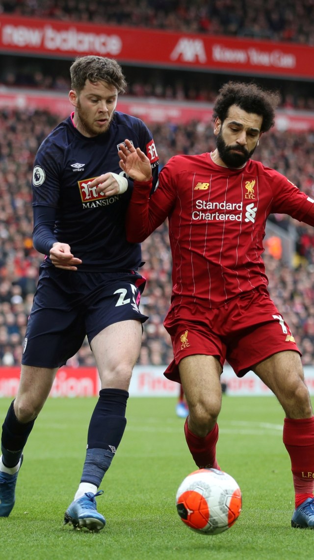 Aksi pemain Liverpool Mohamed Salah (kanan) saat laga melawan AFC Bournemouth, Sabtu (7/3). Foto: Reuters/CARL RECINE