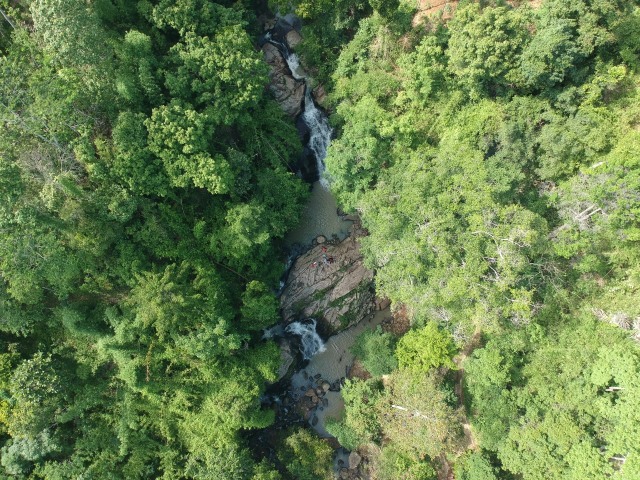 Air Terjun Tundo Telu, Pesawaran, Lampung jika dilihat dari atas | Foto Drone: Dimas Prasetyo/Lampung Geh