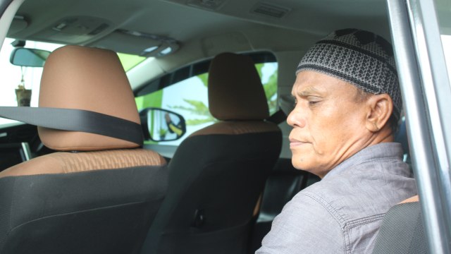 ARS saat akan dibawa ke Rutan Kendari dari Kejari Kolut. Foto : Lukman Budianto/Kendarinesia