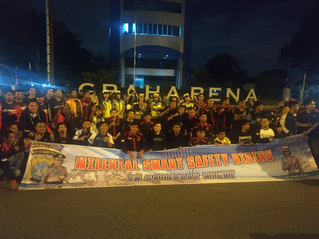 Polantas Barelang bersama komunitas motor berfoto bersama. Foto: Rega/kepripedia.com