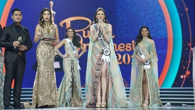 Finalis Puteri Indonesia dari Sumatera Barat, Louise Kalista Iskandar (tengah). Foto: Instagram/@officialputeriindonesia