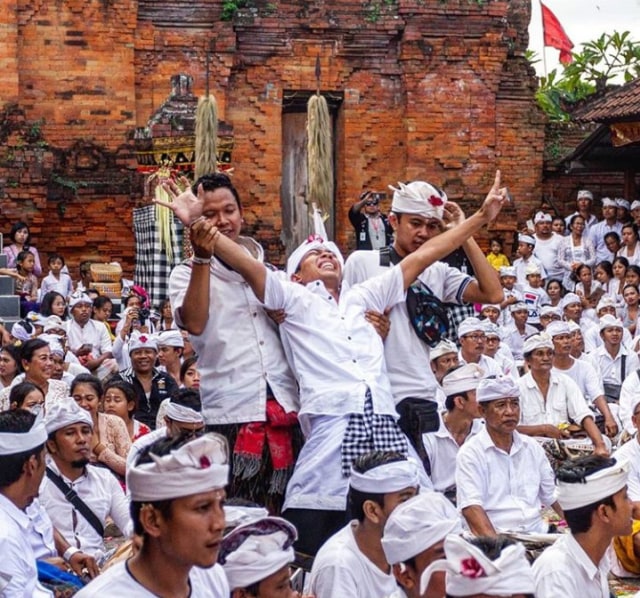 Salah-satu warga mengalami kerauhan saat mengikuti upacara - KR14