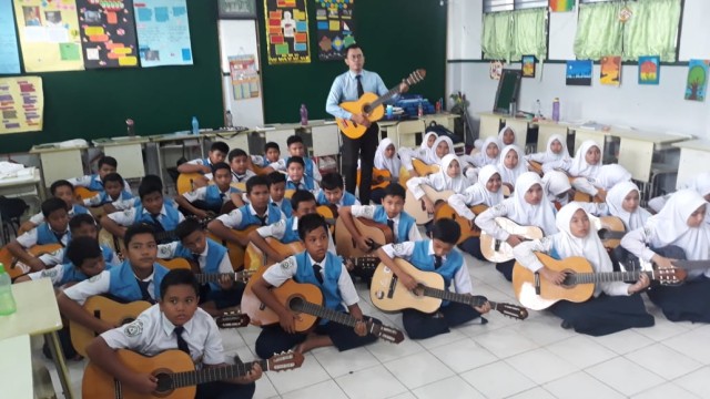 Viral guru meyanyikan lagu berbahasa Jawa dengan muridnya di Medan. Foto: Dok. Istimewa