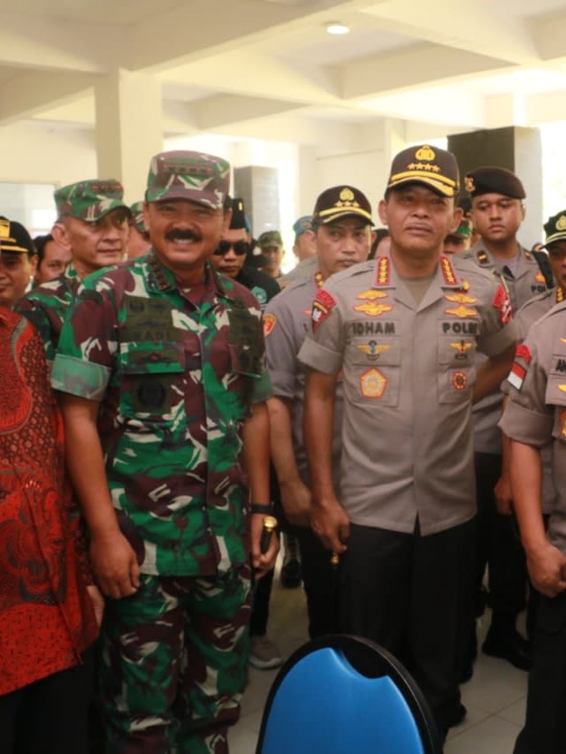 Panglima TNI dan Kapolri saat meninjau lokasi pembangunan RS Khusus Corona di Pulau Galang, Batam. Foto: Dok. Mabes Polri