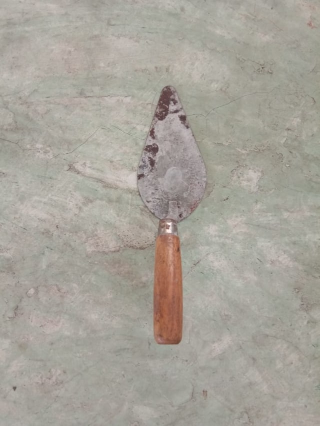 Sendok semen yang digunakan pelaku mencongkel rumah korban. Foto: Dok. Istimewa