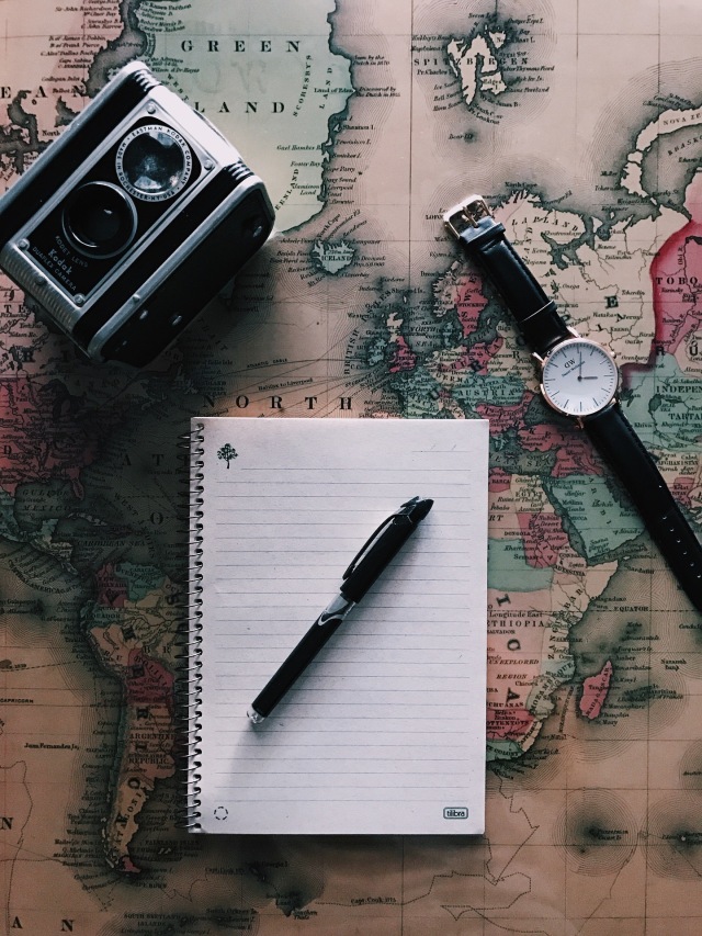Lima hal yang penting bagi diplomat (jam tangan, kamera, buku catatan, alat tulis dan peta dunia) (Foto Pixabay @Stocksnap)