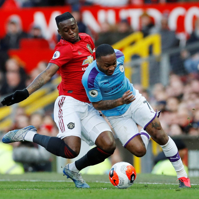 Aaron Wan-Bissaka (kiri) berduel dengan Raheem Sterling di Derbi Manchester. Foto: Phil Noble/Reuters