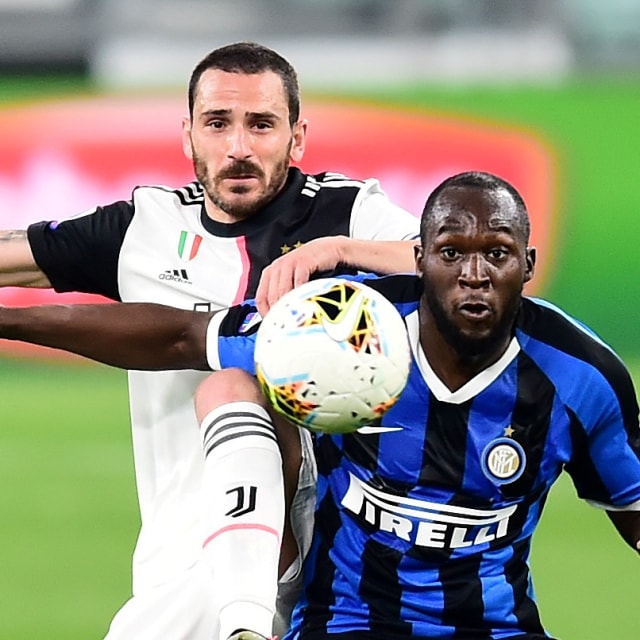 Duel Leonardo Bonucci dan Romelu Lukaku di laga Juventus vs Inter Milan. Foto: REUTERS/Massimo Pinca