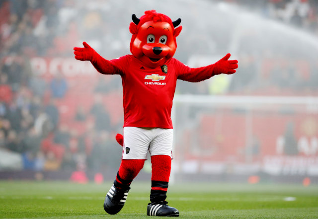 Aksi maskot Manchester United saat pertandingan melawan Manchester City di Old Trafford, Manchester, Inggris. Foto: REUTERS/Phil Noble