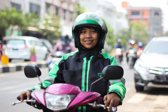 Dewi, single mother driver GrabBike Foto: Dok. Grab
