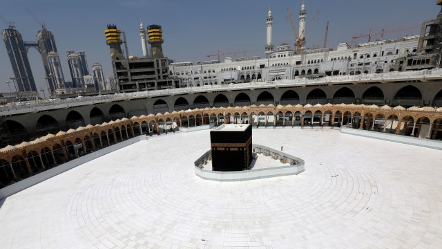 Suasana Ka'bah di Masjidil Haram yang hampir kosong dari para jamaah, setelah otoritas Saudi menangguhkan umrah, Jumat (6/3). Foto: REUTERS/Ganoo Essa