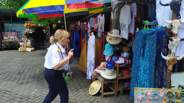 Penumpang Viking Sun berbelanja suvenir di pedagang Pelabuhan Benoa - ACH