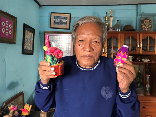 Srie Sudarsono, seniman lukis pasir dalam botol asal Samarinda | Photo by Karja/Titiantoro
