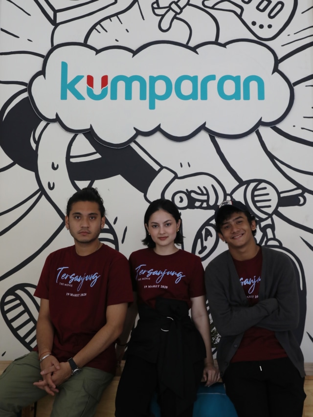 Pemain film Tersanjung The Movie saat berkunjung ke kantor kumparan, Senin (9/3). Foto: Faisal Rahman/kumparan