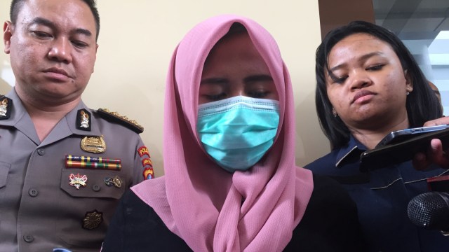 Penyebar hoaks pasien suspect corona, Nur Fadillah alias NF Dirreskrimsus Polda Jatim, Minggu (8/3). Foto: Yuana Fatwalloh/kumparan