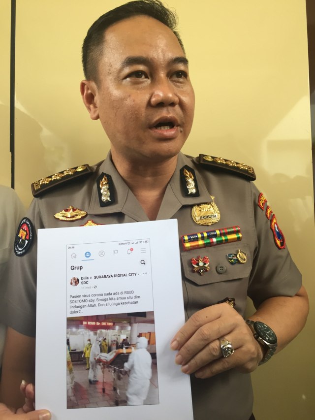 Kombes Pol Trunoyudo Wisnu Andiko menujukan bukti penyebaran hoaks di Dirreskrimsus Polda Jatim, Minggu (8/3). Foto: Yuana Fatwalloh/kumparan